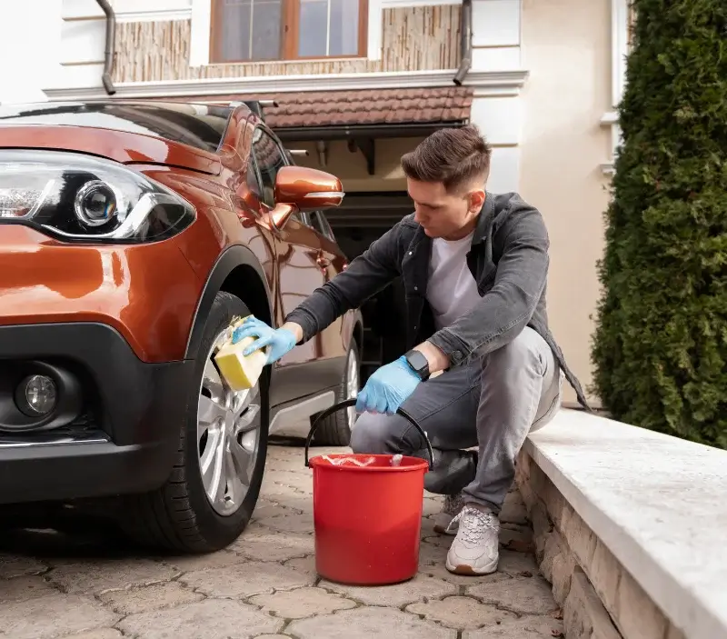 Lavage auto à domicile Lyaud : professionnel intervenant sur un véhicule